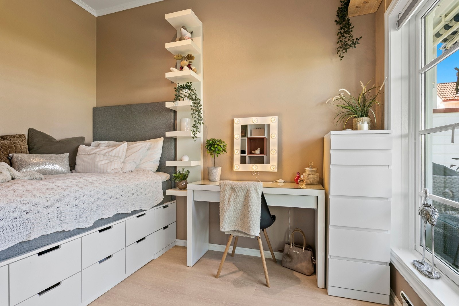 Soverom nr 2 med plassbygd seng Galleribilde