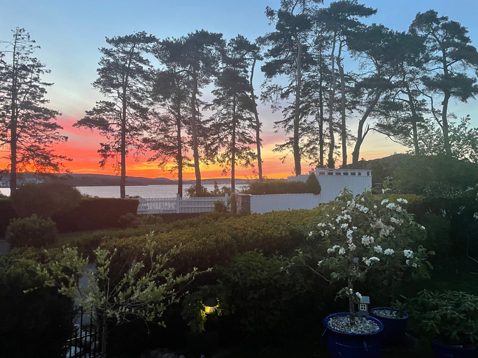 Selgers kveldsbilde av utsikten fra stua og uteplassen Galleribilde