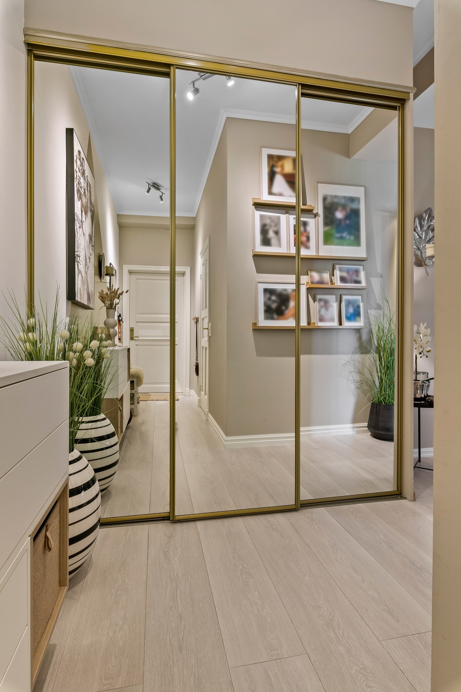 I gangen er det satt inn en flott skyvedørsgarderobe med speilfronter Galleribilde