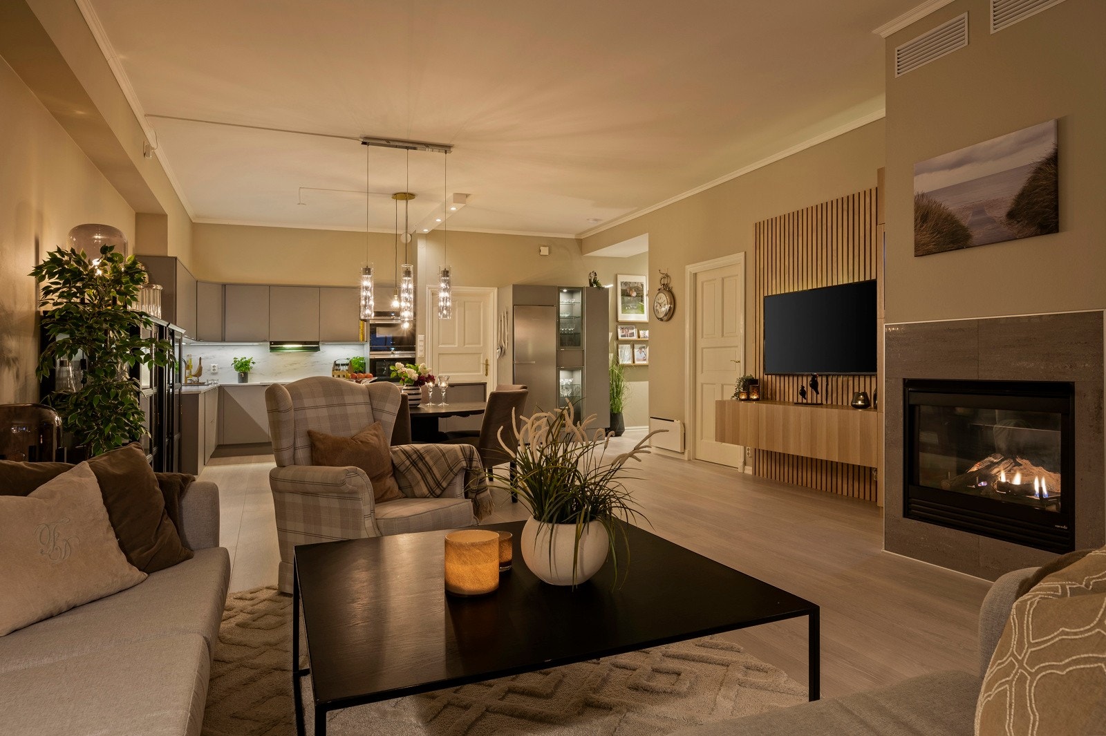 I stua er det også en flott gasspeis Galleribilde