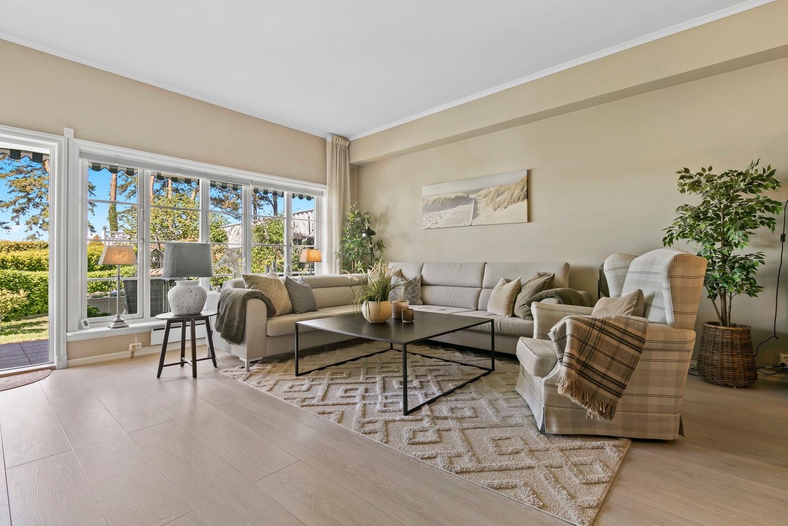 Stua får naturlig lys fra store vindusflater og har god plass til møblering Galleribilde