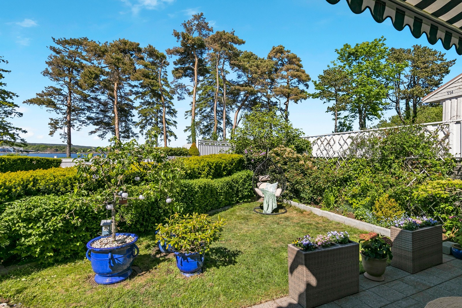 Uteplass og liten hage Galleribilde