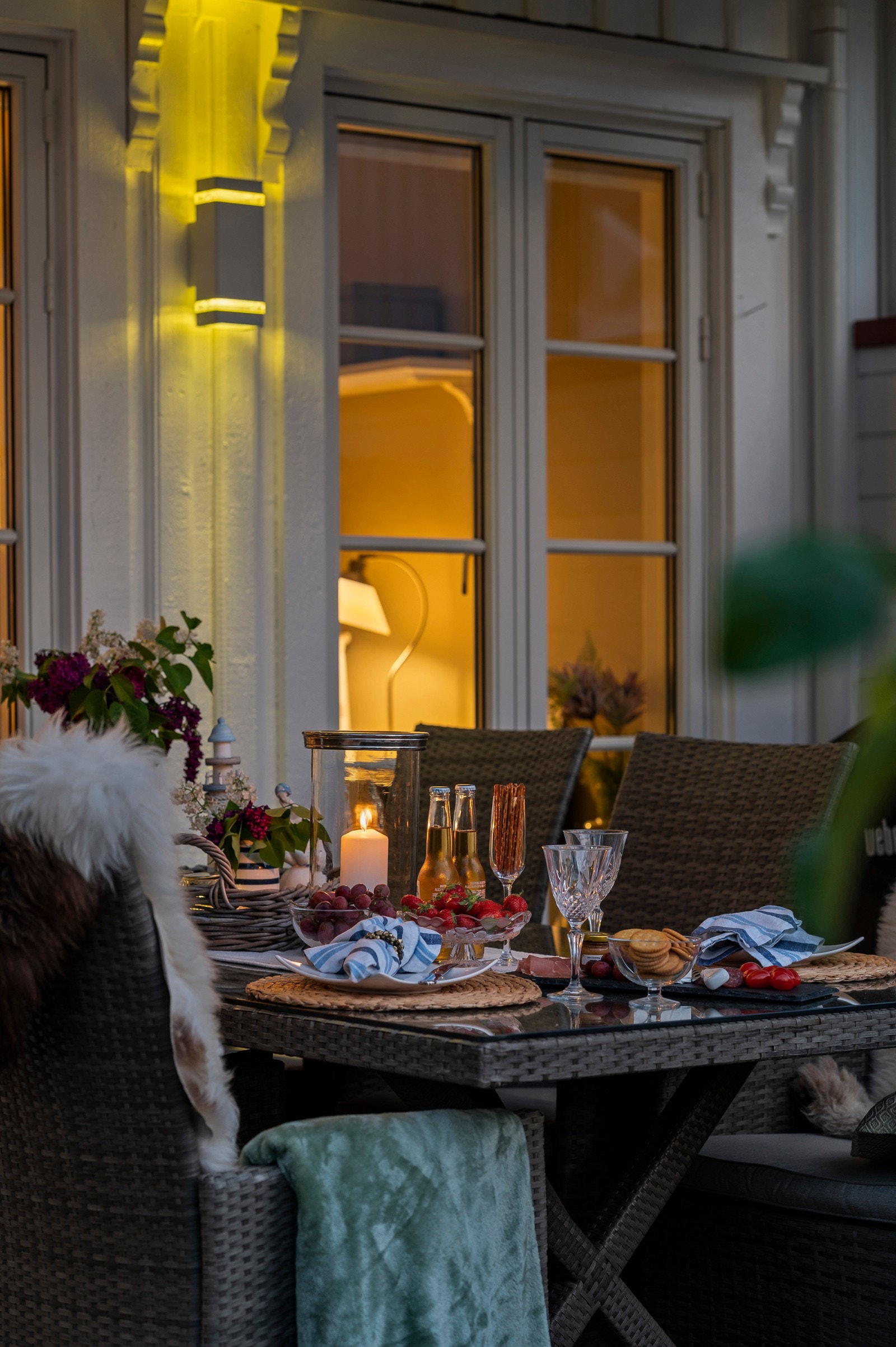 På uteplassen har du fin ettermiddags- og kveldssol med fint lys og utsikt til sjøen Galleribilde