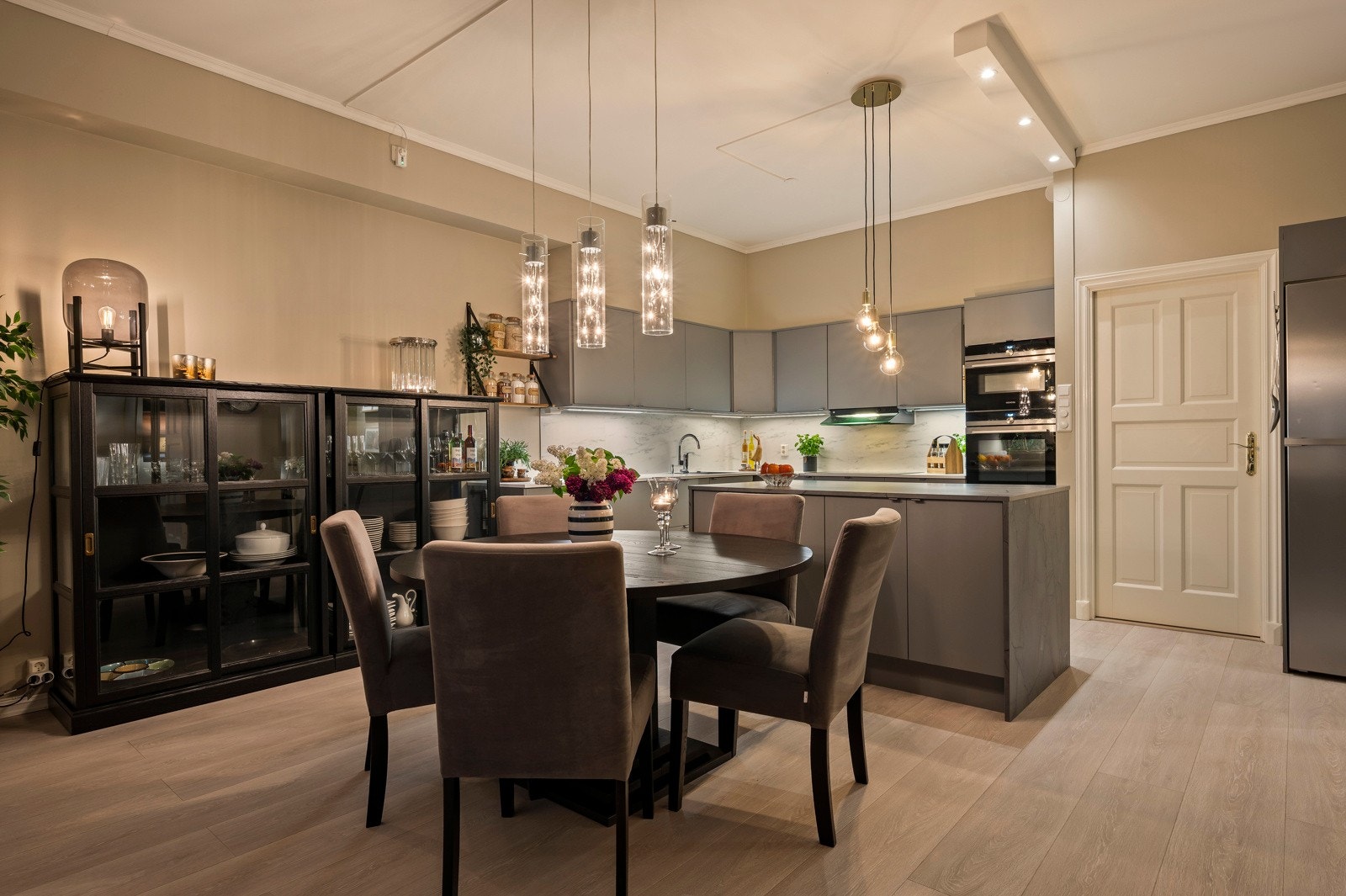 God plass til spisebord i tilknytning til kjøkkenet Galleribilde