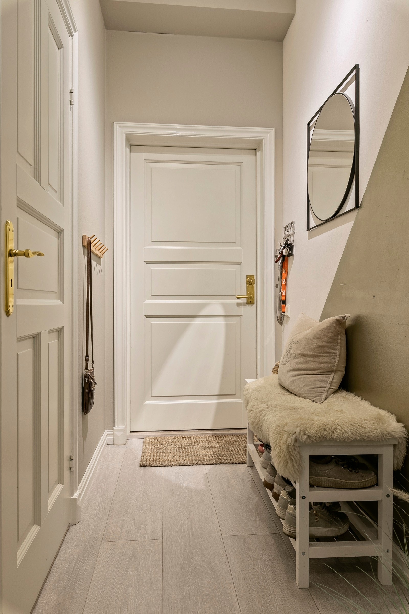 Velkommen inn! Rett på utsiden av ytterdøra er det inngang til en ekstra bod. Galleribilde