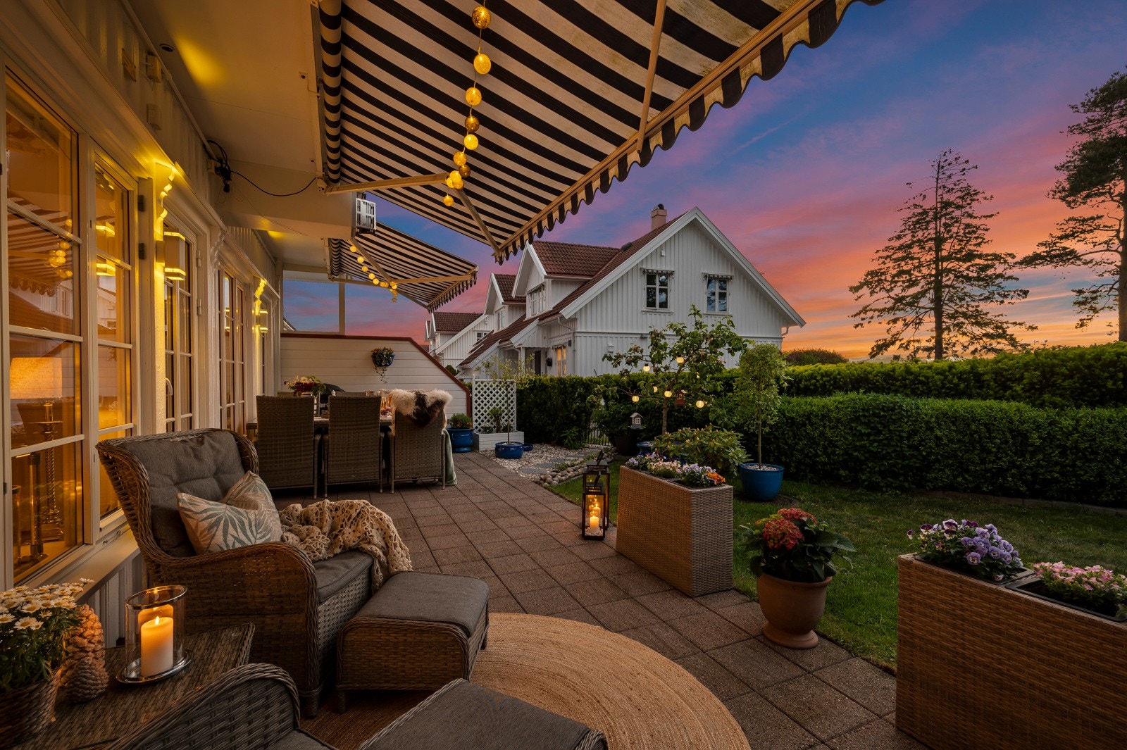 Det er 2 markiser over uteplassen Galleribilde