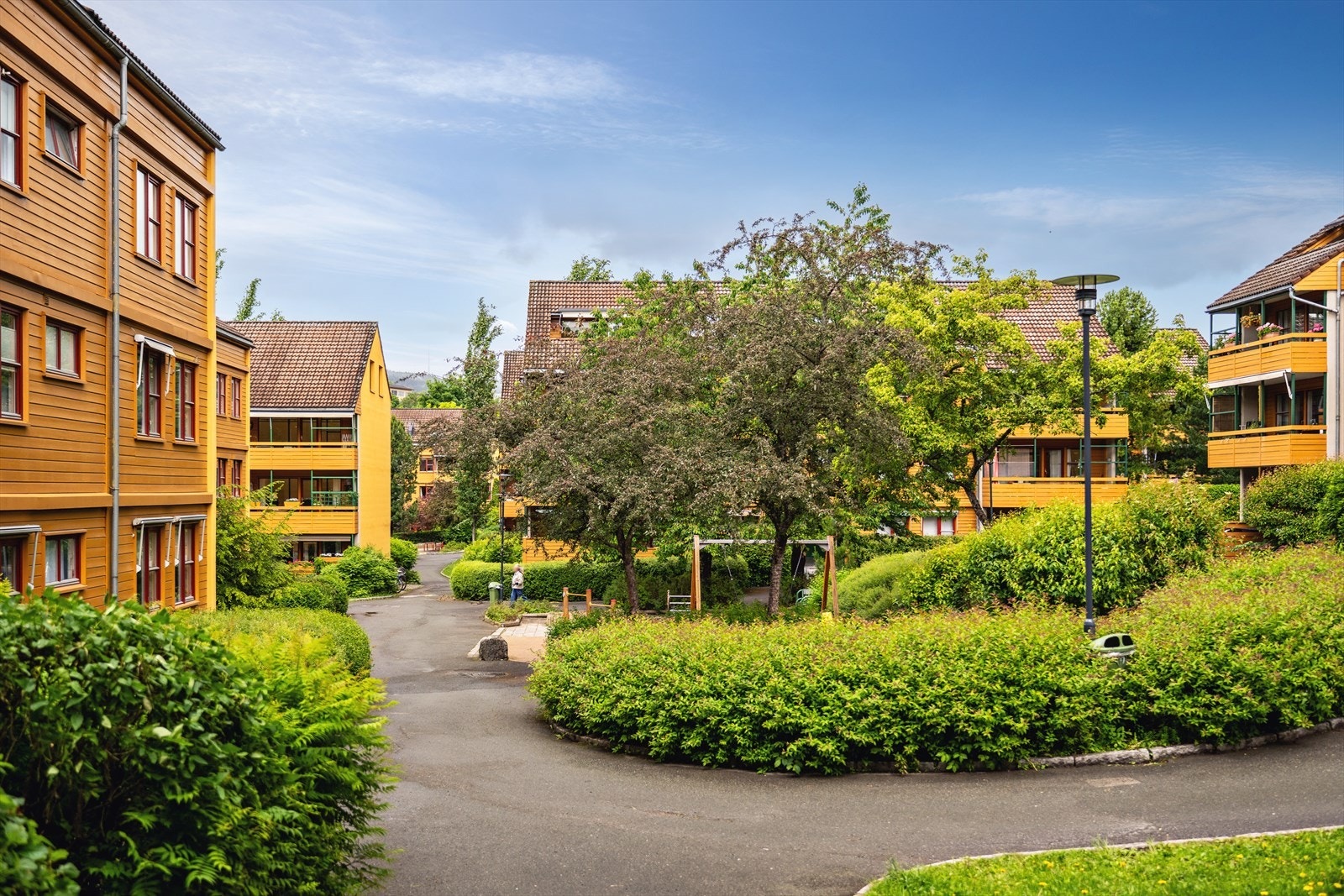 Borettslaget sommerstid - Her bor du midt i det grønne, i et barnevennlig og bilfritt bomiljø med nærhet til både natur og byliv Galleribilde