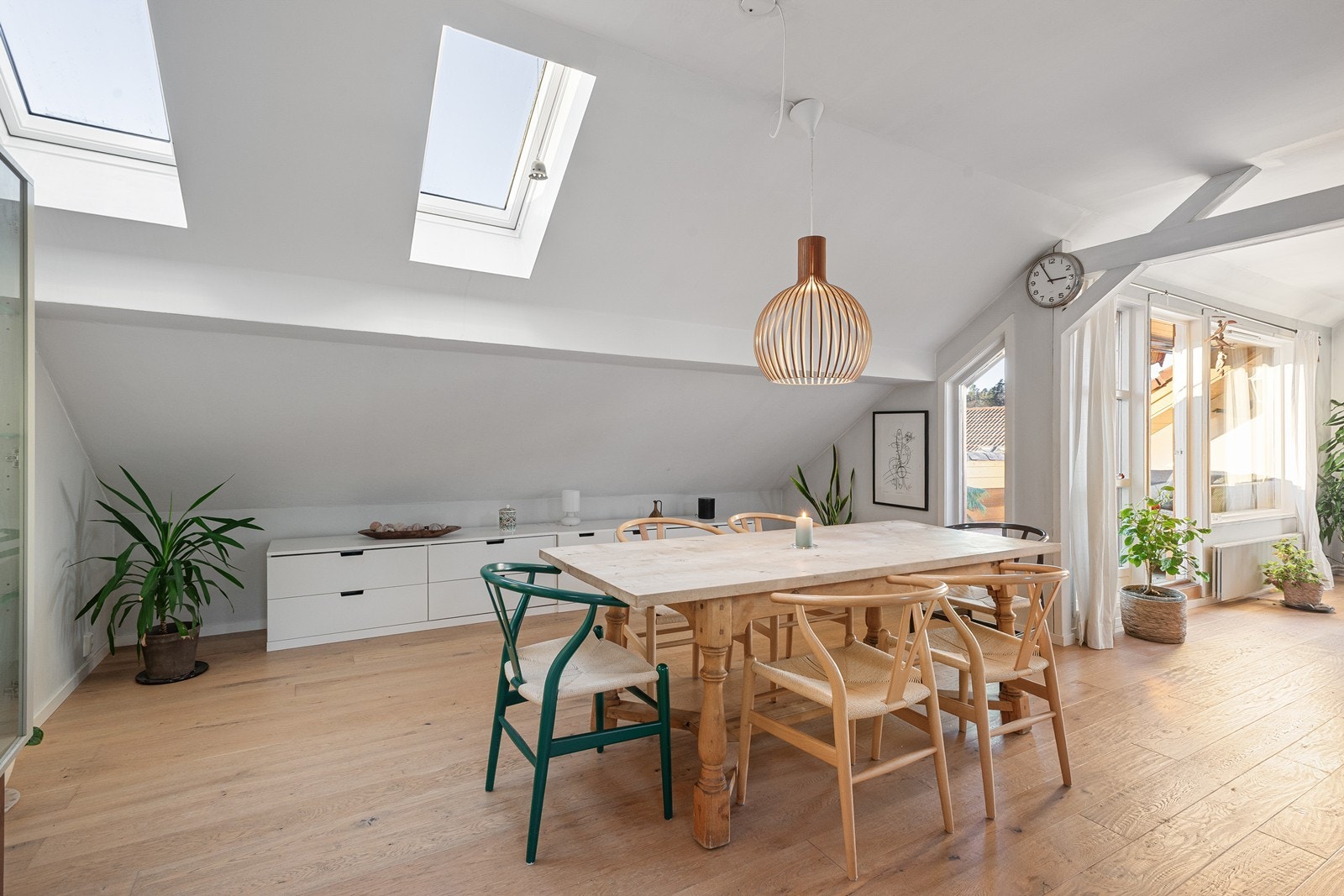 Stor spisestue med god plass til langbord - ideelt for både små og store selskaper Galleribilde