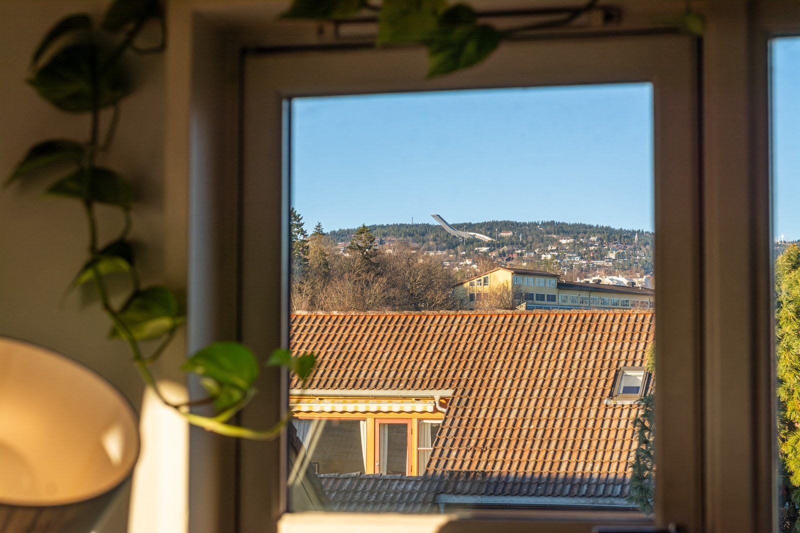 Leiligheten er gjennomgående, med utsikt mot både grøntarealer og Holmenkollen Galleribilde