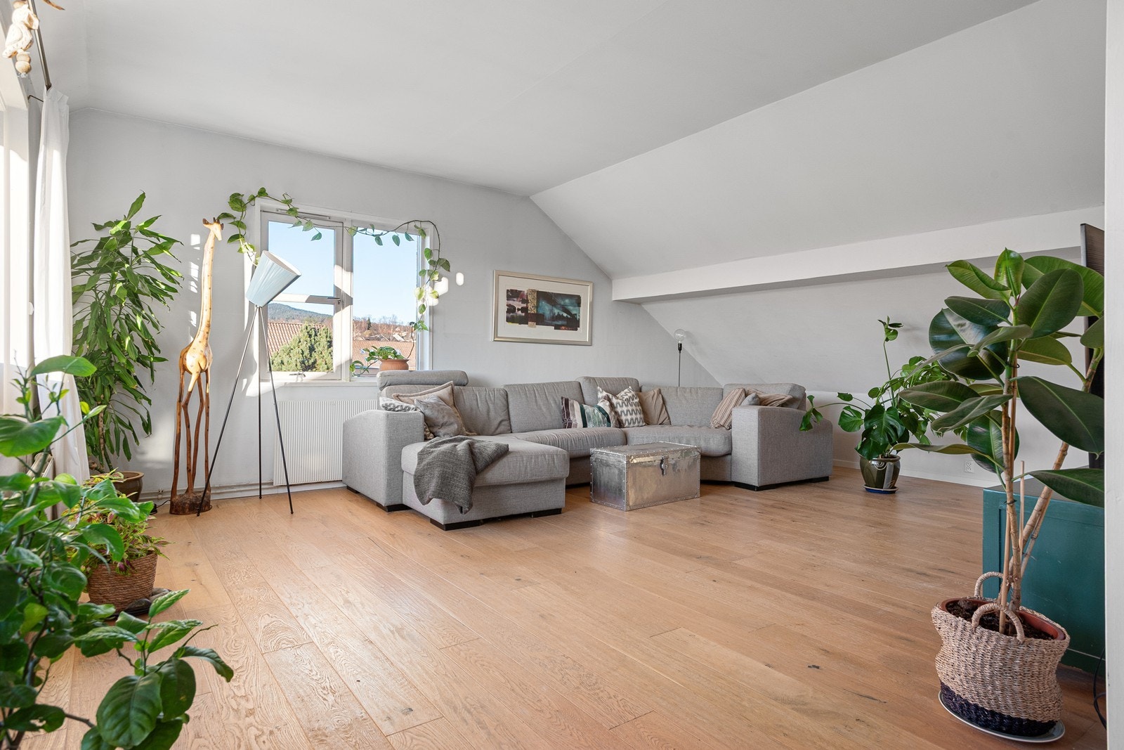 Stue og spisestue ligger i fin forlengelse av hverandre og danner et stort, luftig allrom Galleribilde