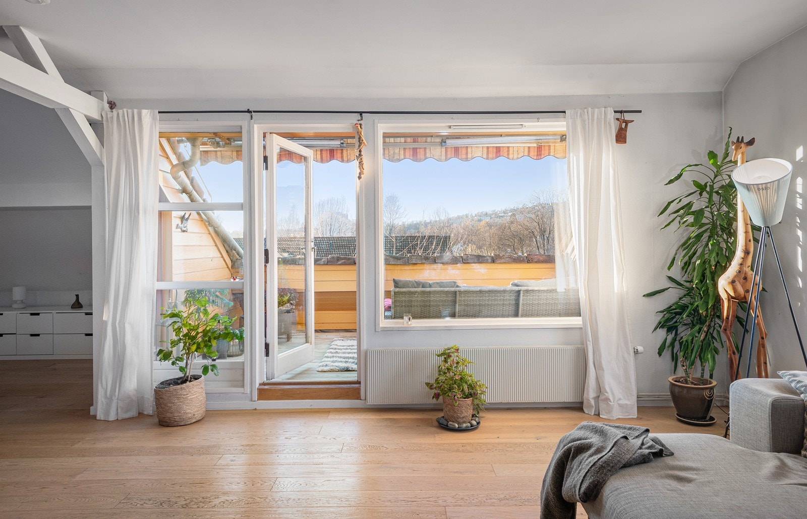 Fra stuen er det utgang til en privat, vestvendt takterrasse på ca. 10 kvm Galleribilde