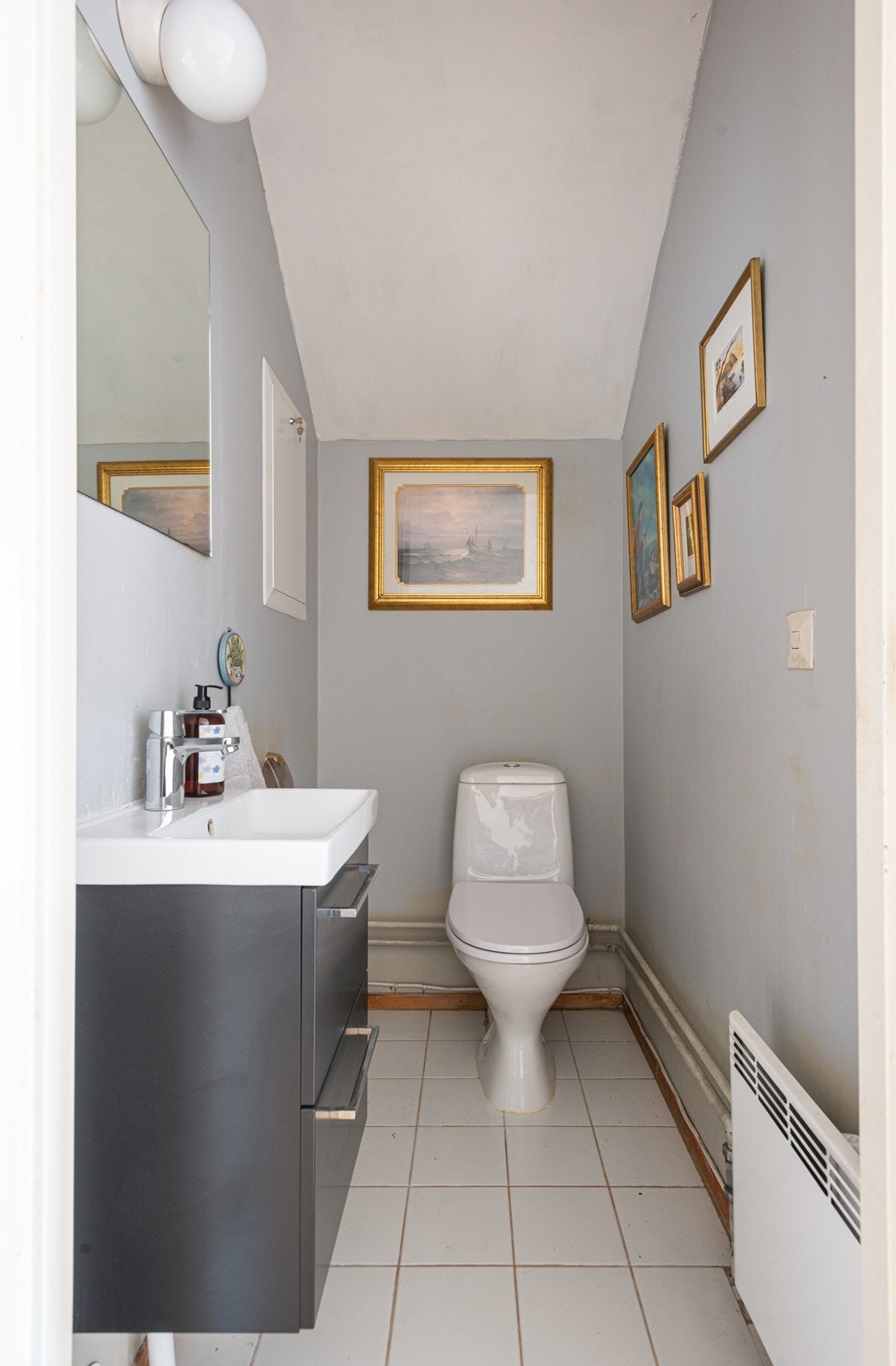 Separat toalettrom med flislagt gulv og malte vegger. Innredet med toalett og baderomsinnredning fra 2023 Galleribilde