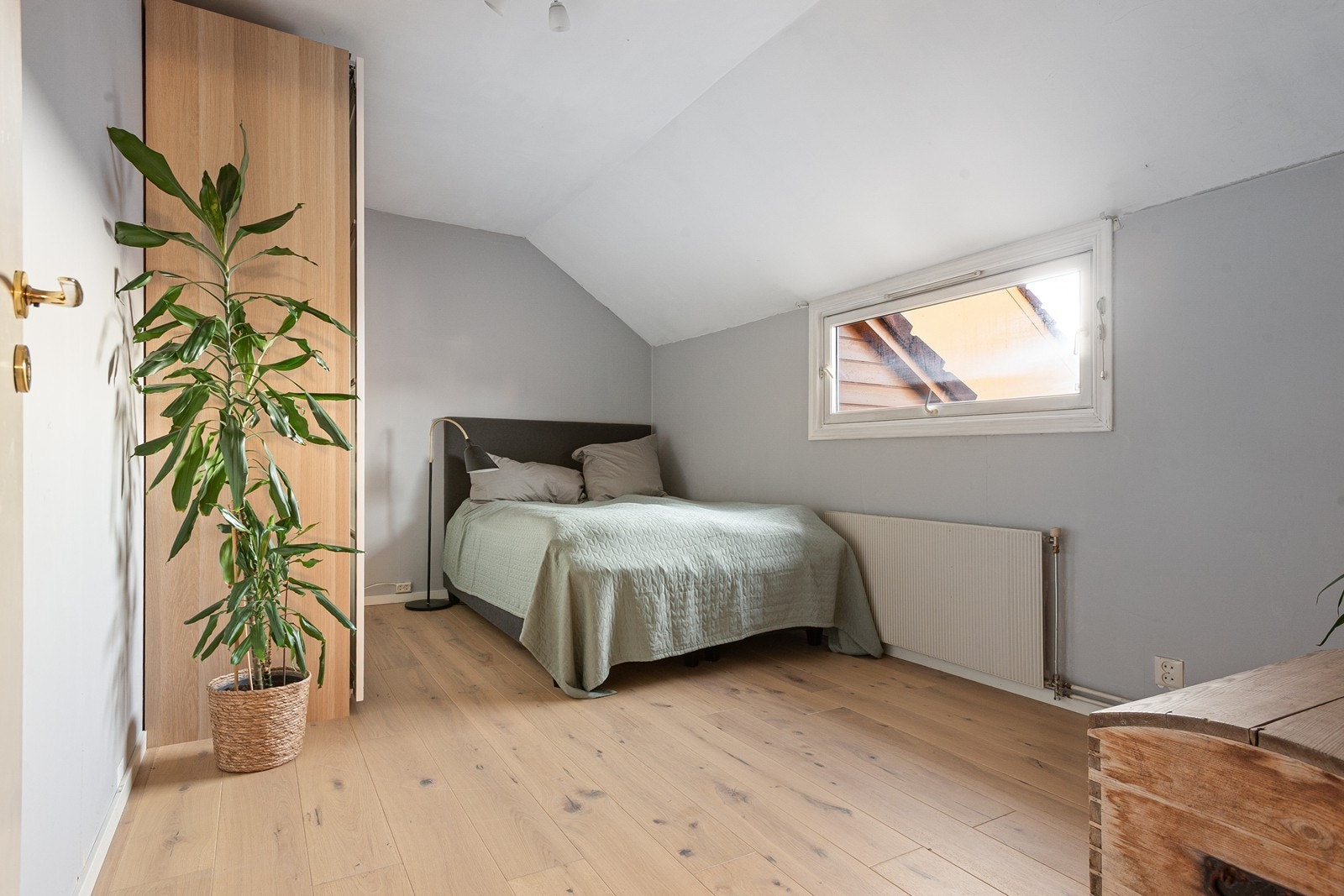 Romslig hovedsoverom med skyvedørsgarderobe Galleribilde