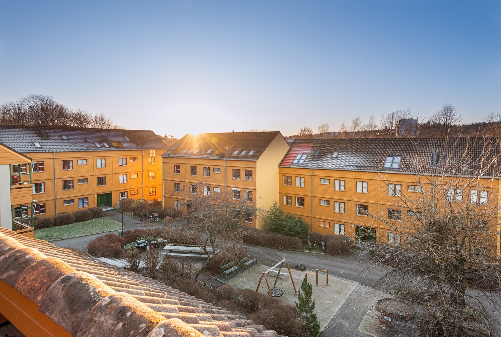 Takterrassen vender mot borettslaget idylliske tun Galleribilde