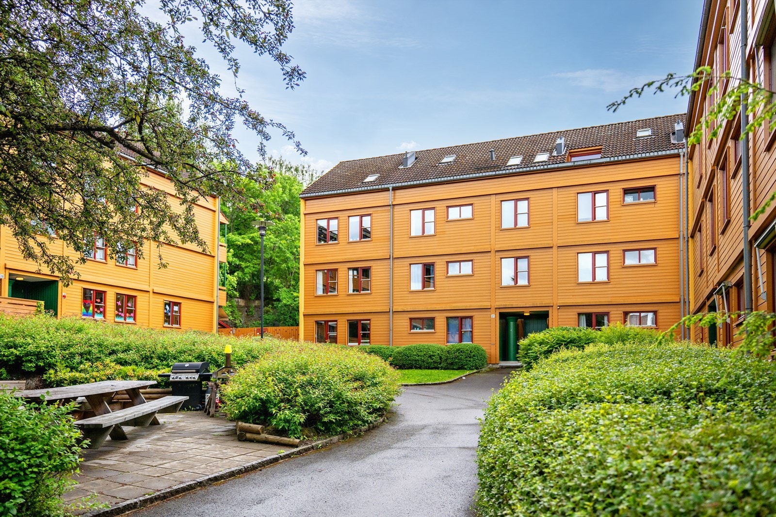 Borettslaget sommerstid - Borettslaget er kjent for sitt gode bomiljø for store og små Galleribilde