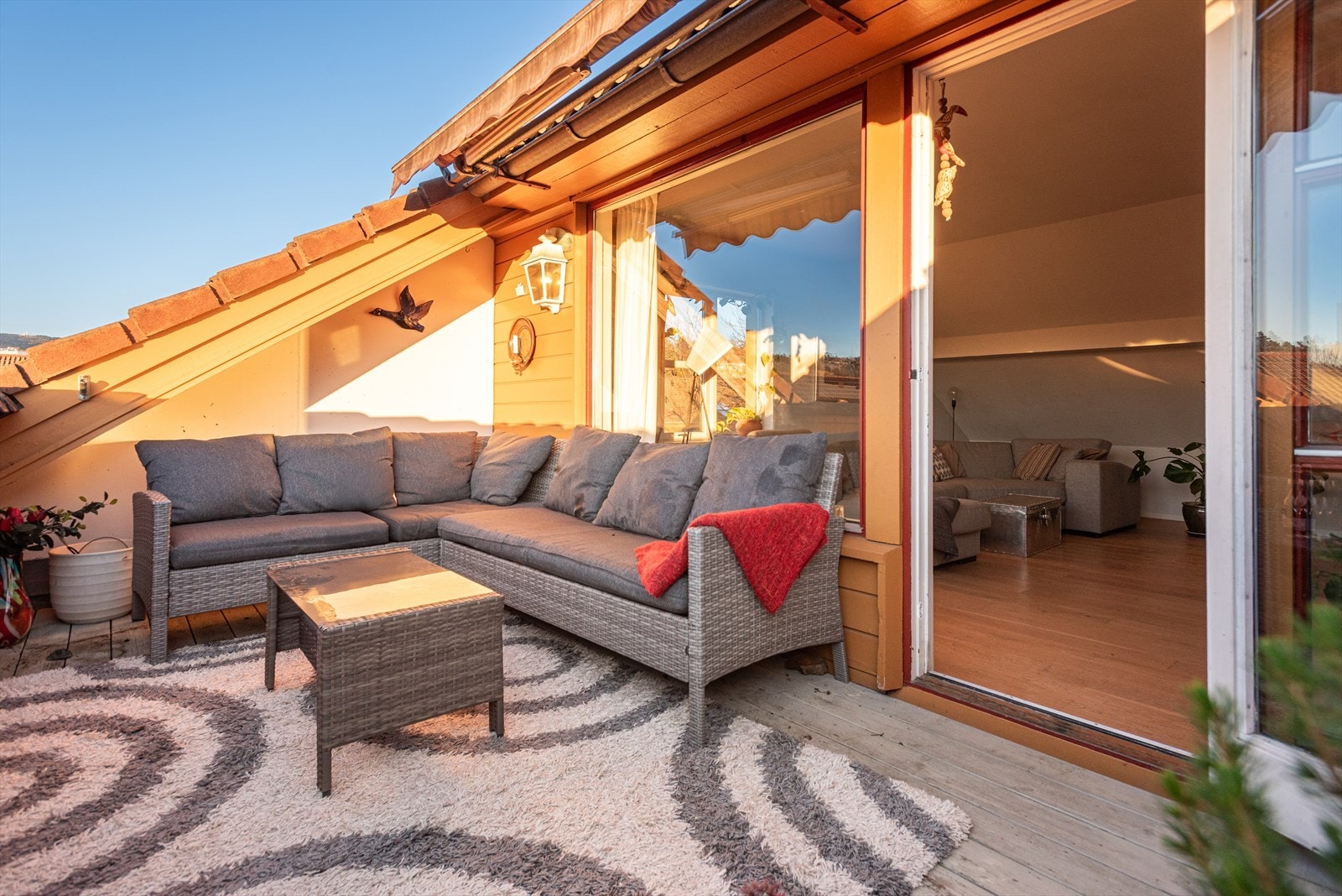 Takterrassen utgjør en fin forlengelse av rommet og blir nærmest som en ekstra stue i sommerhalvåret Galleribilde