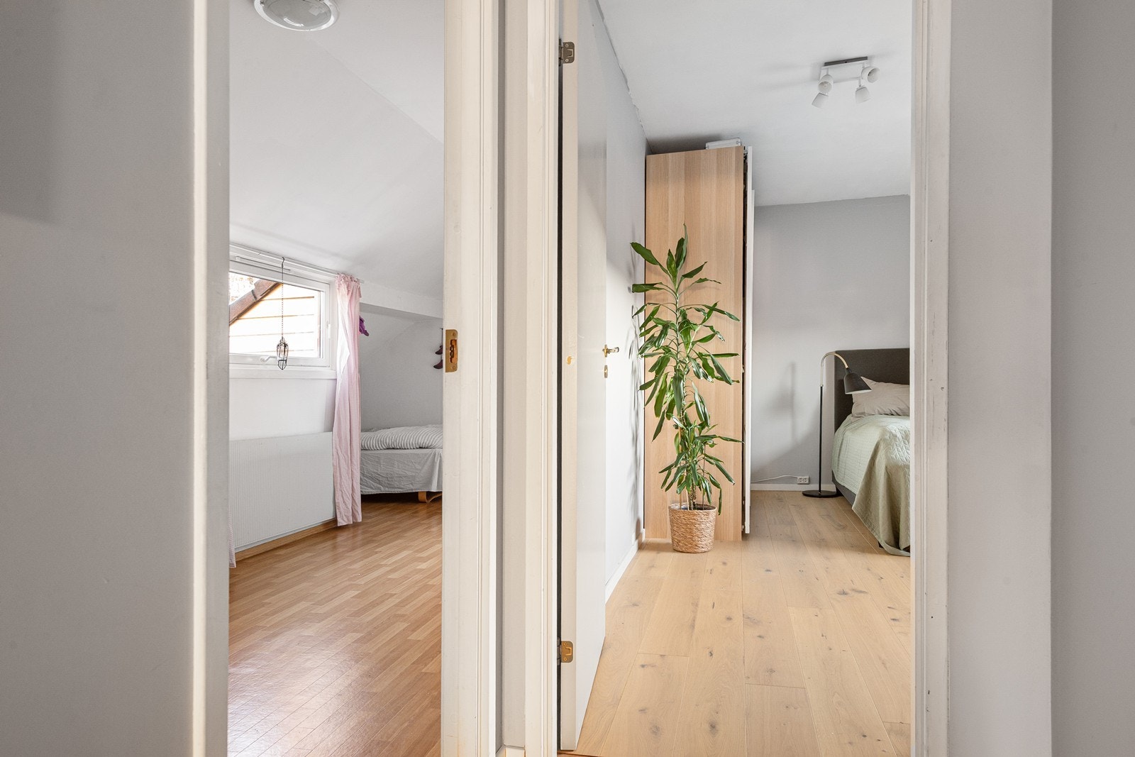 Praktisk og rolig soveromsavdeling med tre soverom, bad og separat wc, adskilt fra stue og kjøkken Galleribilde