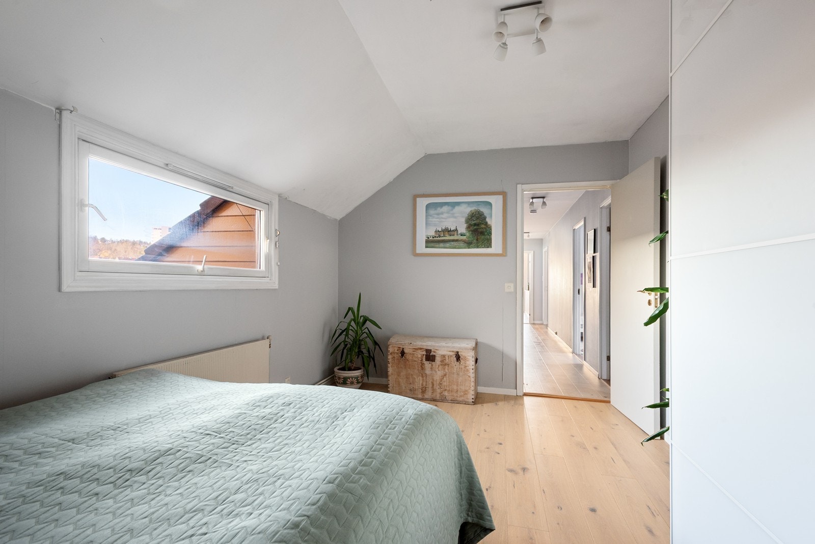 Gode møbleringsmuligheter for seng, nattbord og ekstra oppbevaringsmøblement Galleribilde