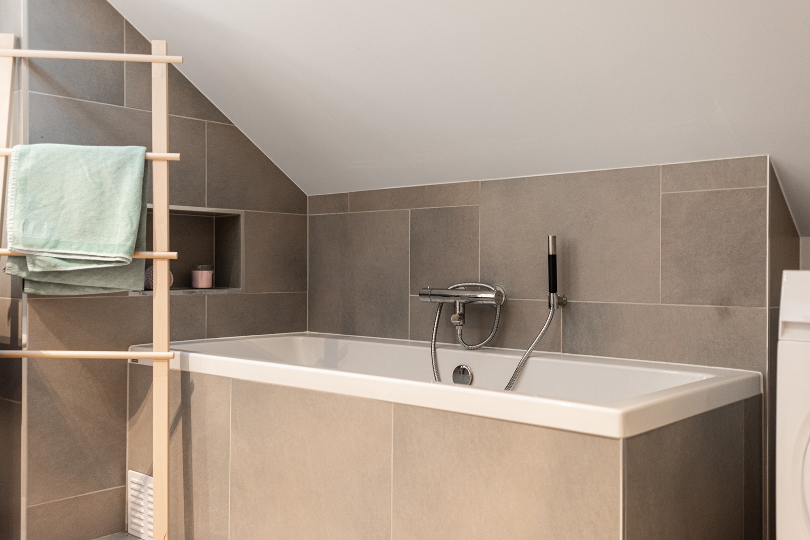 Badet ble oppusset i 2019 og fremstår moderne og gjennomført med pene overflater Galleribilde