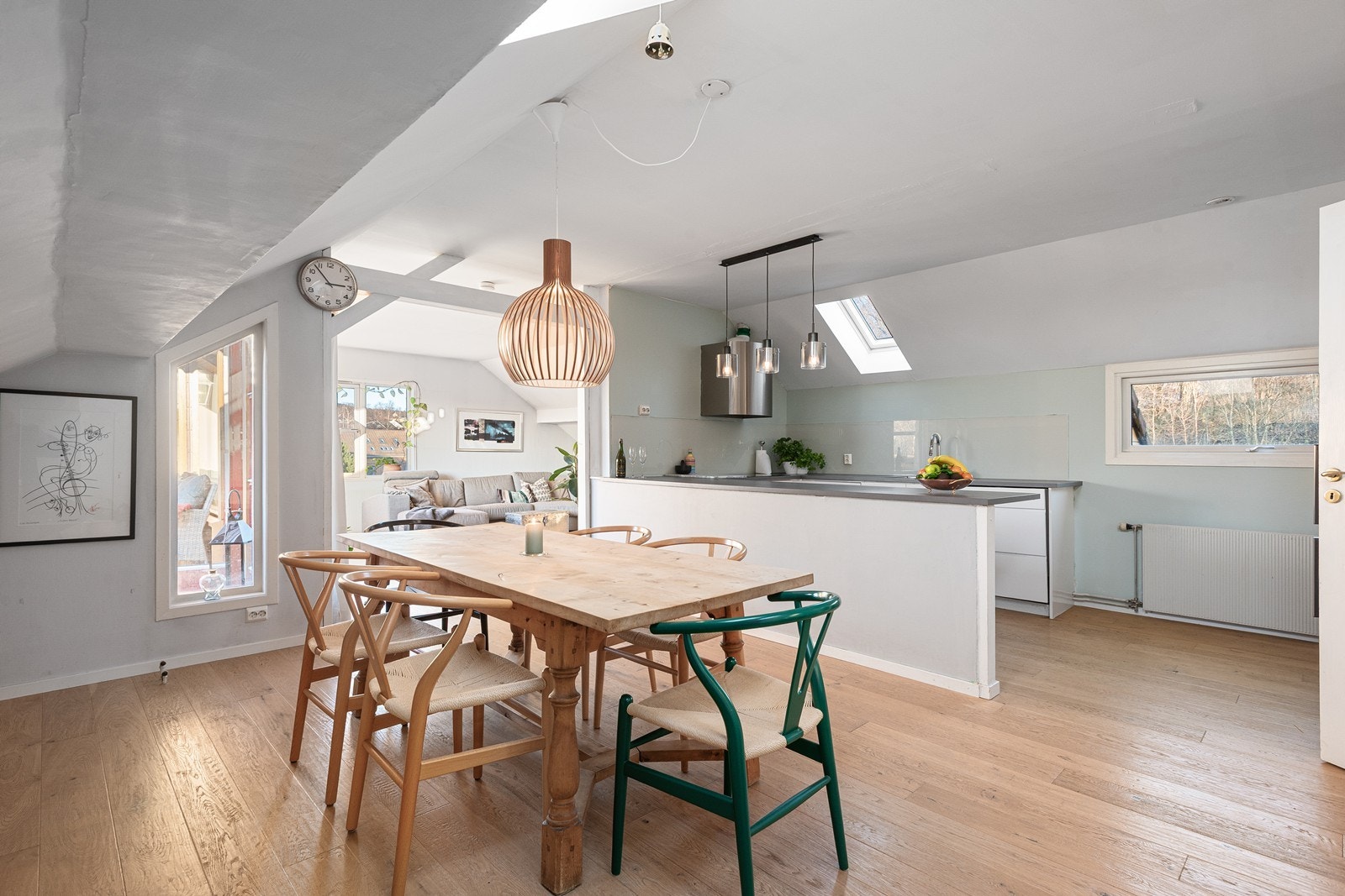 Skråtak med synlige bjelker og vinduer på tre sider - inkludert takvinduer, gir både særpreg og gjennomlys Galleribilde