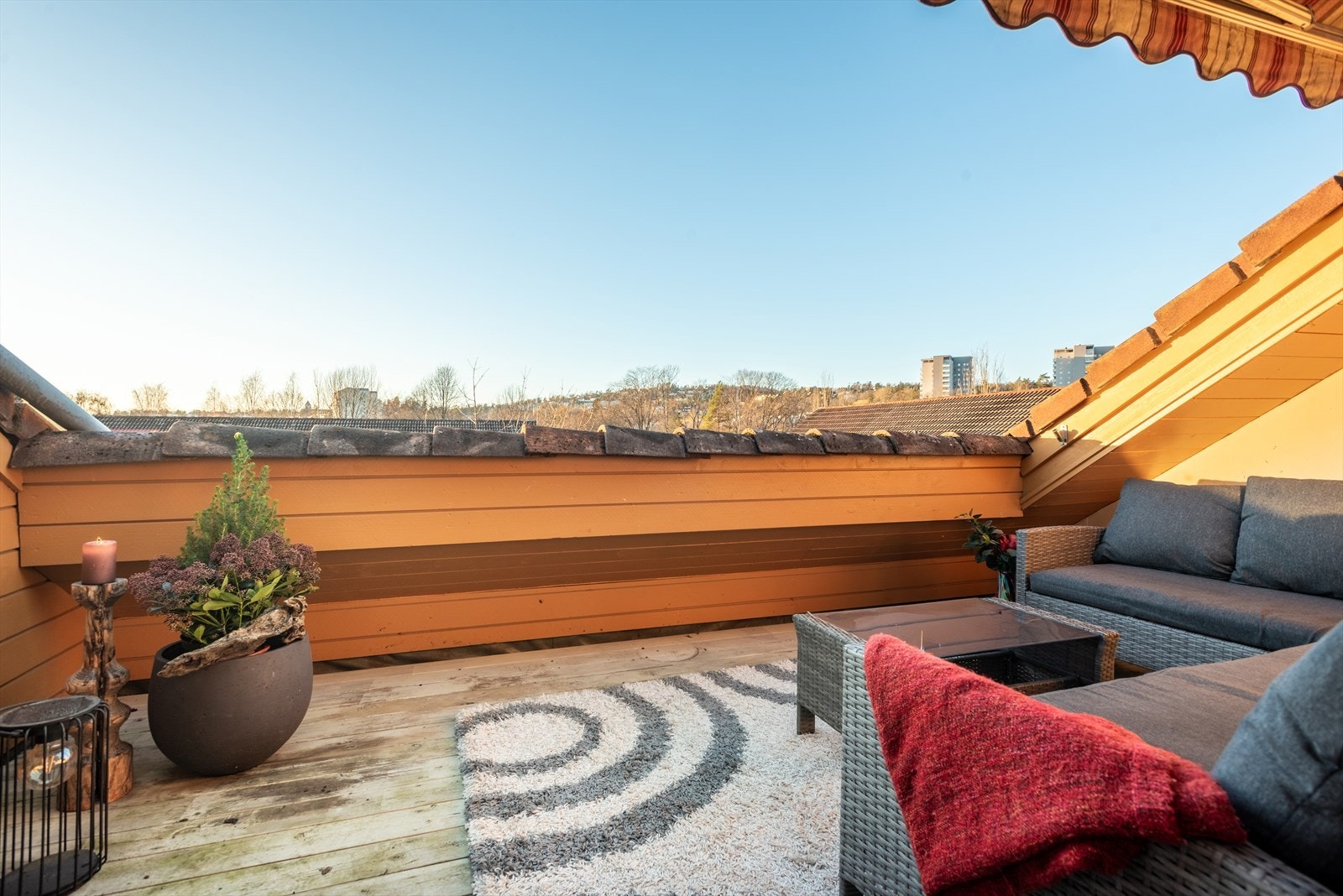 Høyt og fritt i usjenerte omgivelser med sen kveldssol og fin utsikt Galleribilde