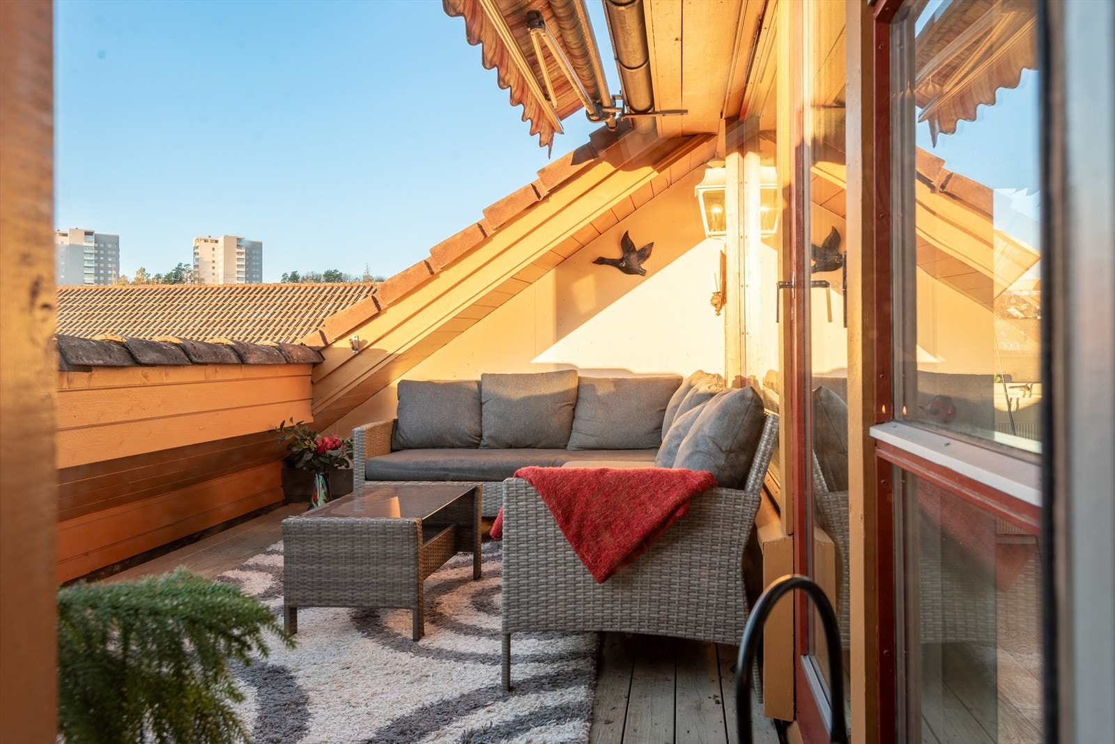 Skjermet og lunt med plass til utemøblement, grill og beplantning - et perfekt sted for rolige morgener og sene sommerkvelder Galleribilde