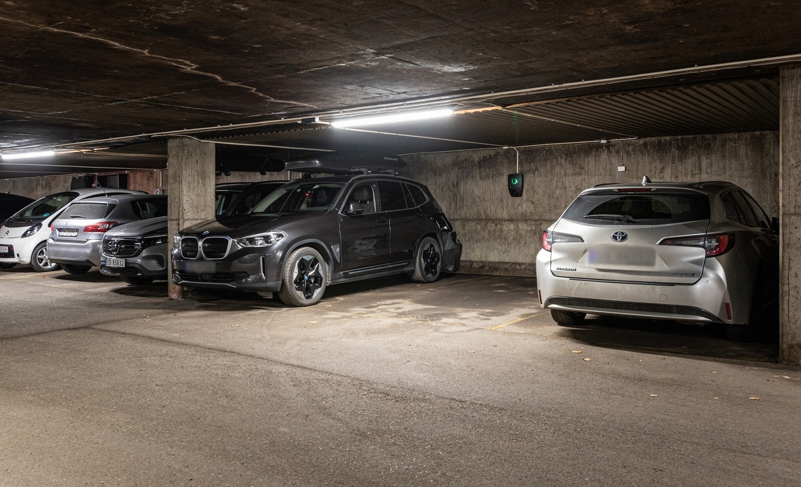 Til leiligheten medfølger en fast biloppstillingsplass i felles garasje. Elbillader ble montert oktober 2025 Galleribilde