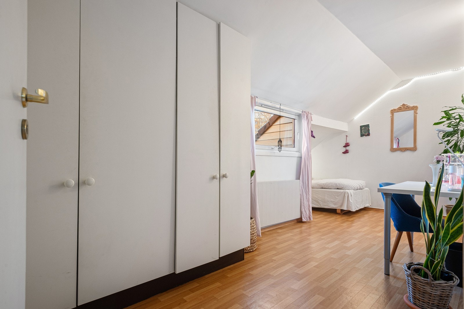 Stort og lyst soverom, vendt mot rolige omgivelser Galleribilde