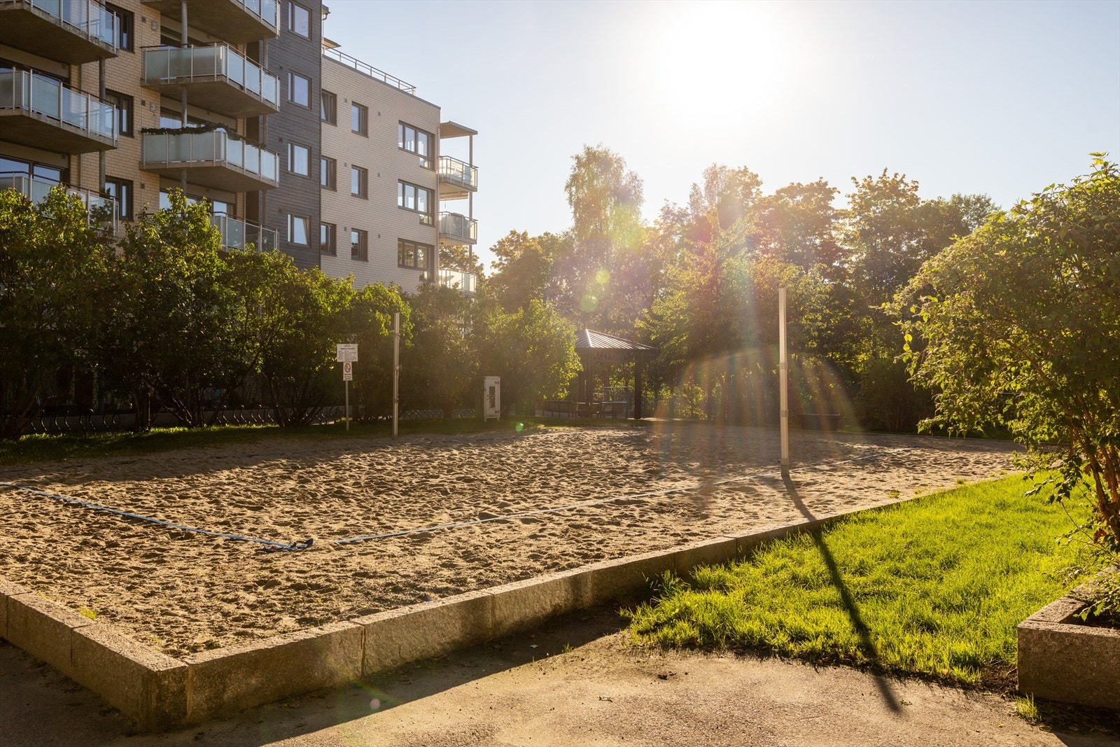 Sameiet er velholdt og byr på flotte fellesarealer med sitteplasser, beplantning og til og med en volleyballbane. Galleribilde