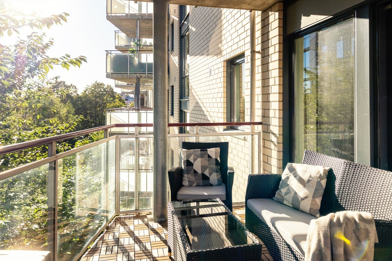 Herlig, romslig balkong på ca. 9 kvm med god plass til utemøbler. Galleribilde