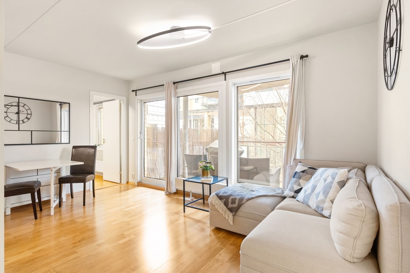 En lys og luftig 3-roms leilighet med romslig balkong og attraktiv beliggenhet i Nydalen. Galleribilde