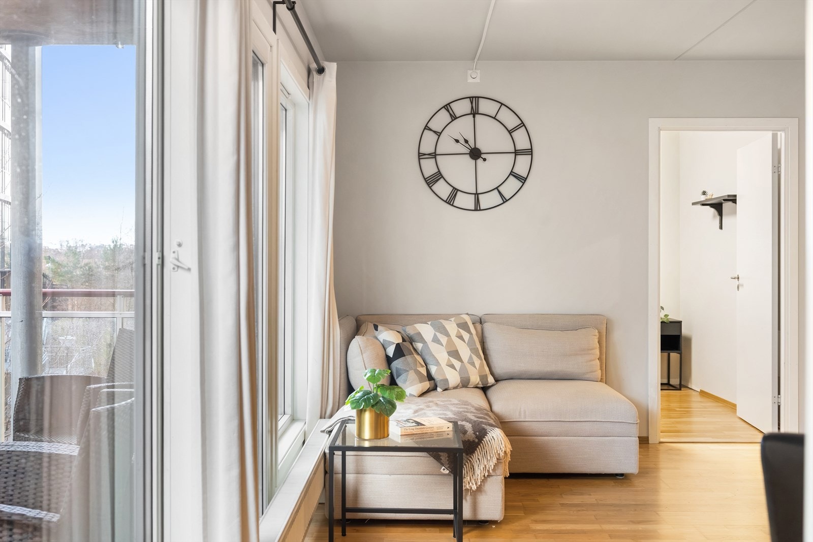 Planløsningen åpner opp for god plass til sofagruppe og spisebord med tilhørende stoler. Galleribilde