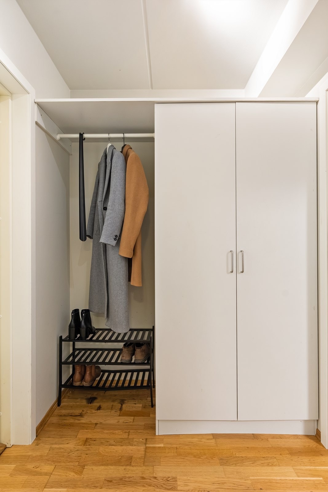 Lys og romslig entré med gode oppbevaringsmuligheter! Galleribilde