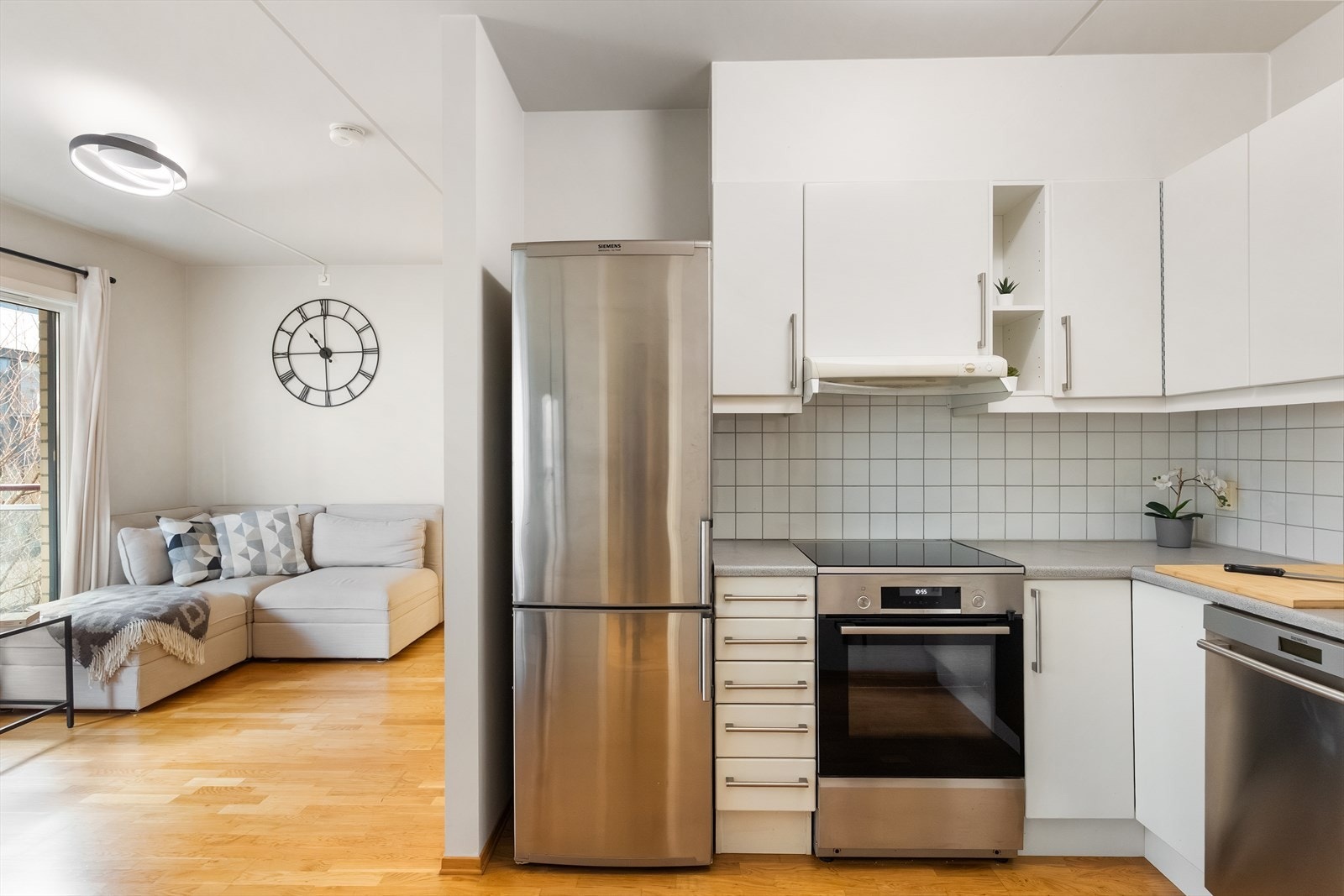 Den åpne kjøkkenløsningen bidrar til en luftig og sosial romfølelse. Galleribilde