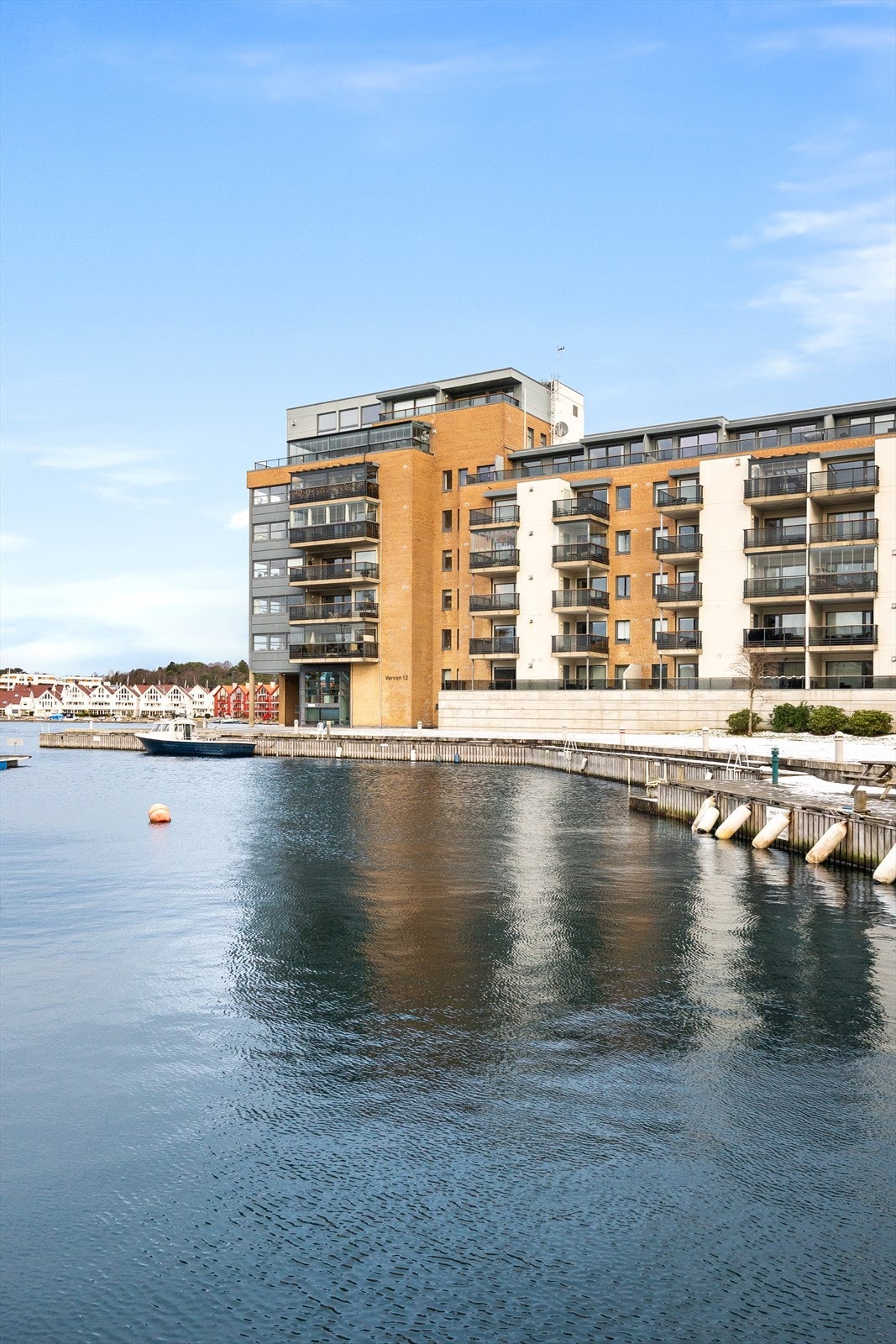 Verven 12B har en attraktiv beliggenhet i et levende og ettertraktet område ved sjøkanten i Stavanger Øst. Her bor du urbant og sentralt, med kort vei til både sentrum, sjøen og et rikt tilbud av kultur, servering og rekreasjon. Galleribilde