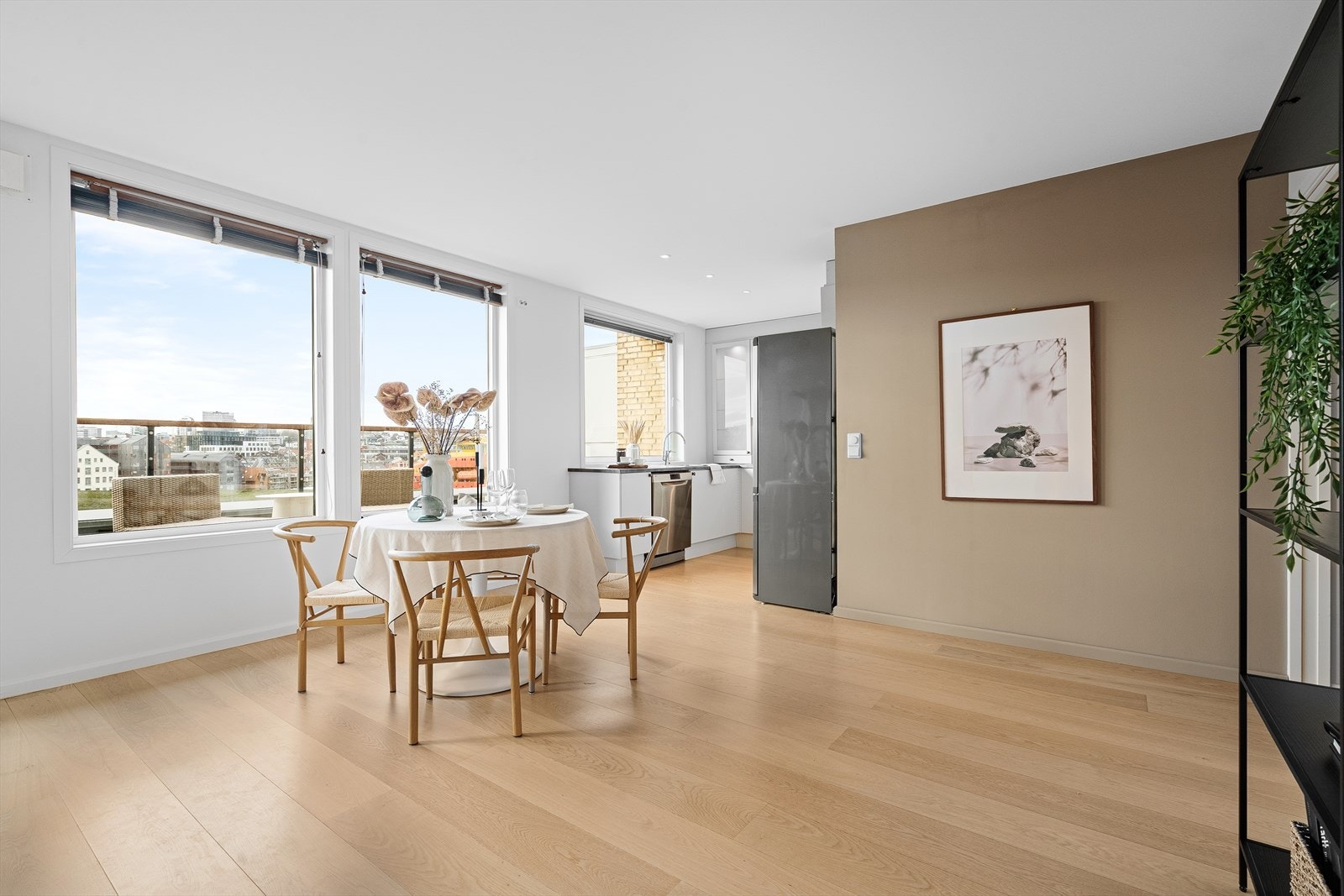 Mellom stuen og kjøkkenet er det god plass til spiseområde med større spisebord når familie og venner samles. Galleribilde