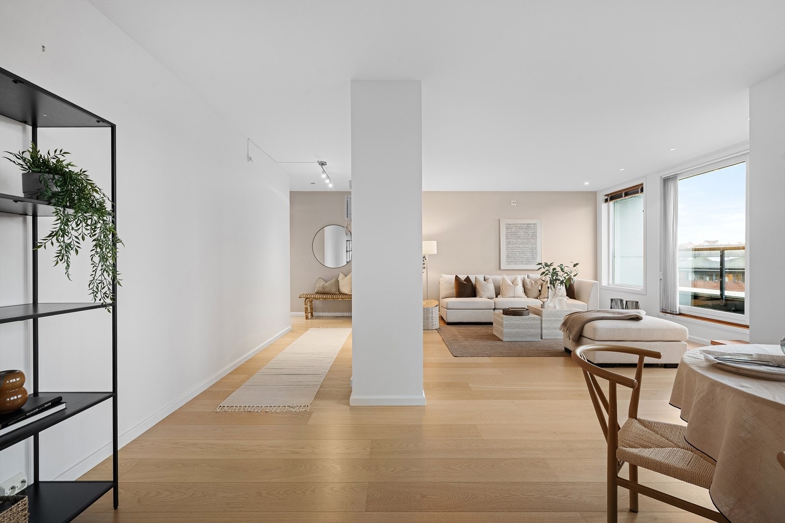 Leiligheten ligger i 6. etasje og har heis direkte fra garasjeanlegget. Bilen parkeres i lukket garasjeanlegg like ved heisen, noe som gjør ukeshandelen enkel når varene skal bæres inn. Galleribilde