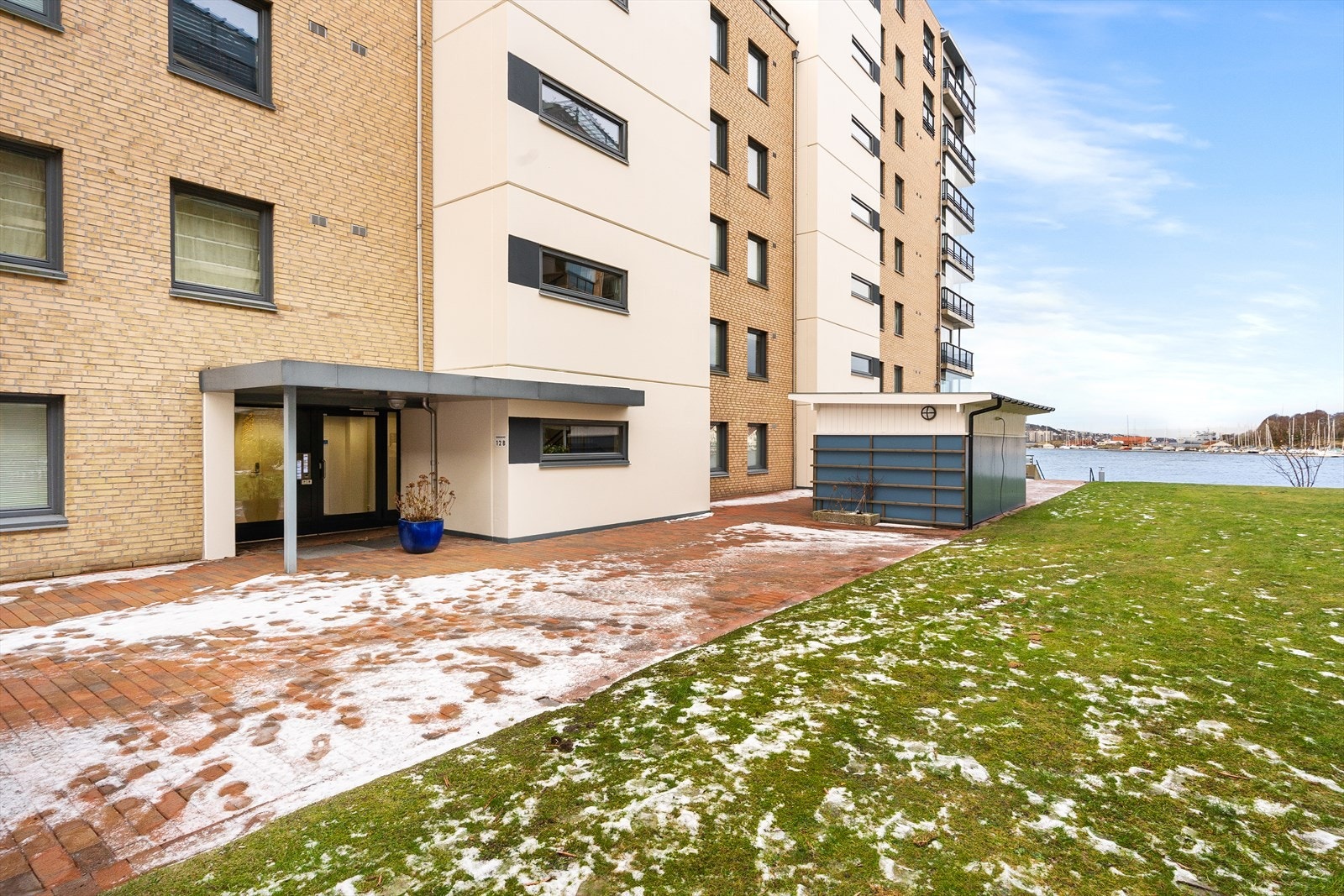 Fra leiligheten er det kort gangavstand til Stavanger sentrum, hvor du finner et bredt utvalg av butikker, kaféer, restauranter, kulturtilbud og servicetilbud. Galleribilde