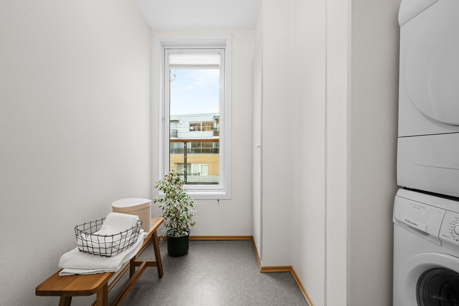 Vaskerom med opplegg for vaskemaskin/tørketrommel og ekstra oppbevaring. Galleribilde