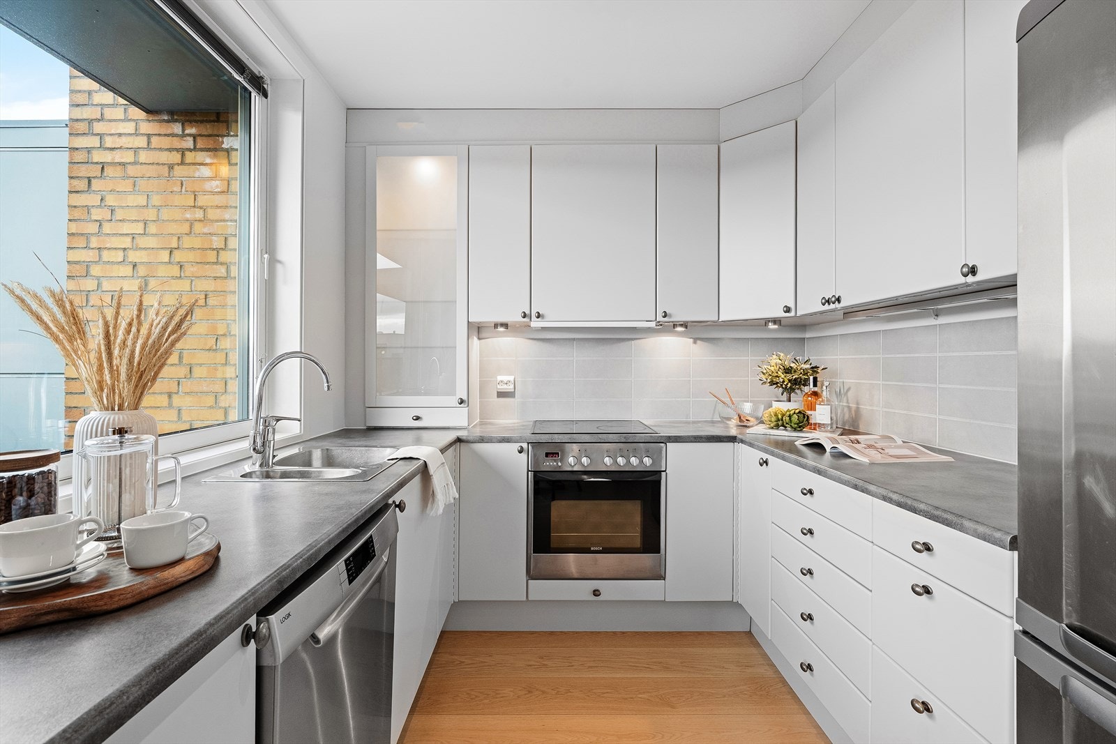 Kjøkkenet har lyse, nylig lakkerte fronter og er velutstyrt med rikelig skap- og benkeplass. Galleribilde