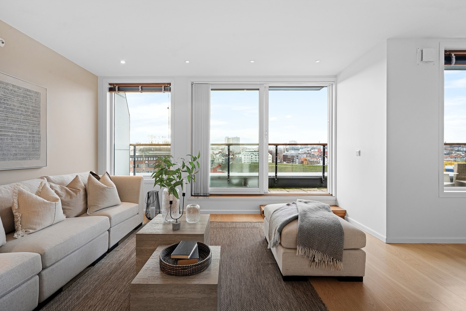 Langs stuen er det store vindusflater som leder ut til en sørvestvendt balkong på ca. 18 kvm, med gode sol- og utsiktsforhold. Galleribilde