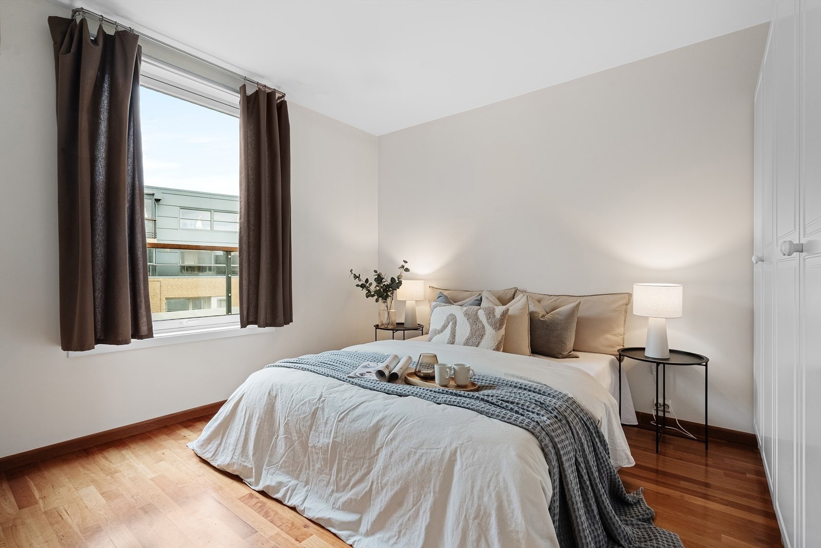 Leiligheten har to soverom, begge av god størrelse med plass til dobbeltseng og garderobeskap. Galleribilde