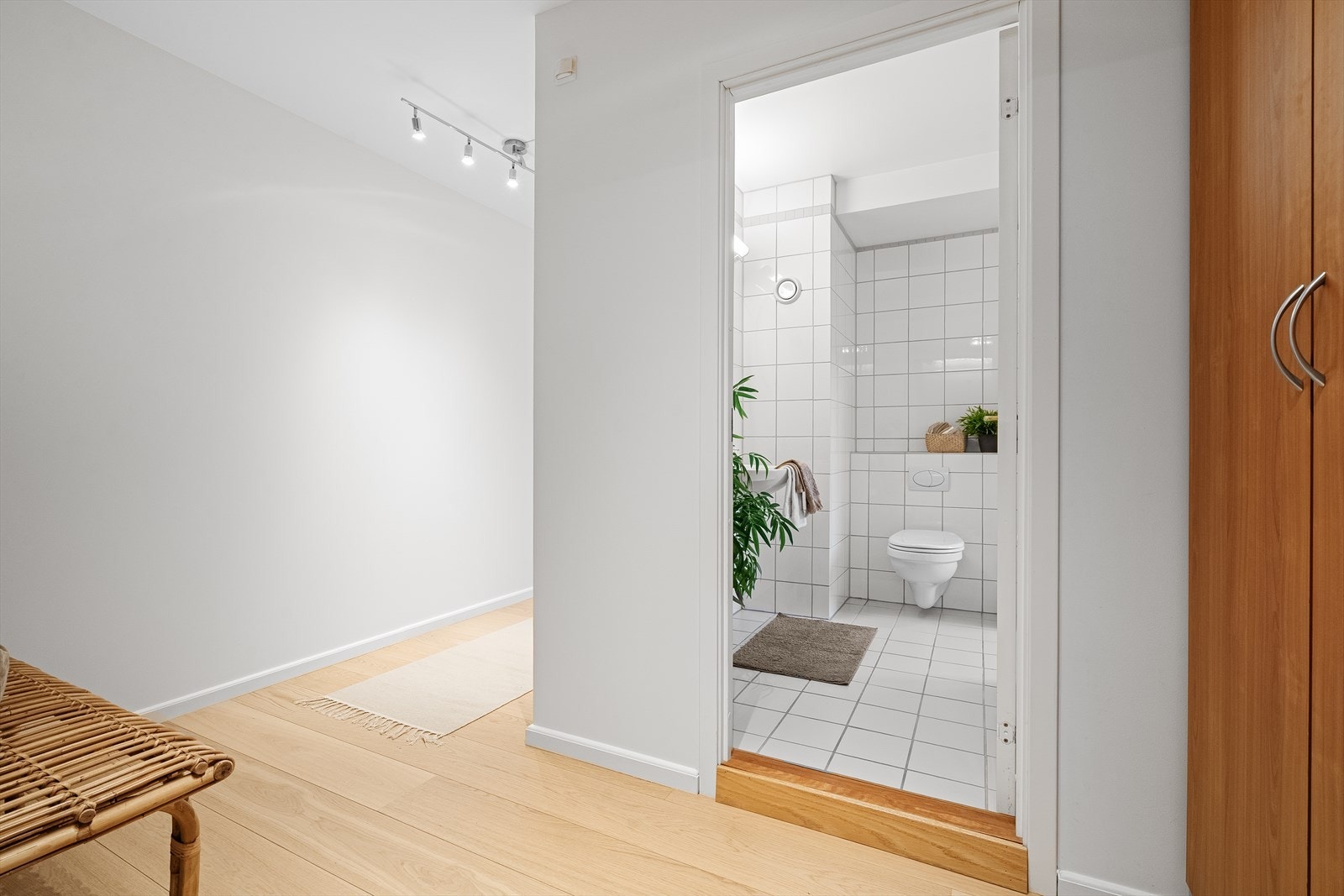 I tillegg finnes eget gjestetoalett med servant, samt separat vaskerom med opplegg for vaskemaskin, tørketrommel og god oppbevaringsplass. Galleribilde