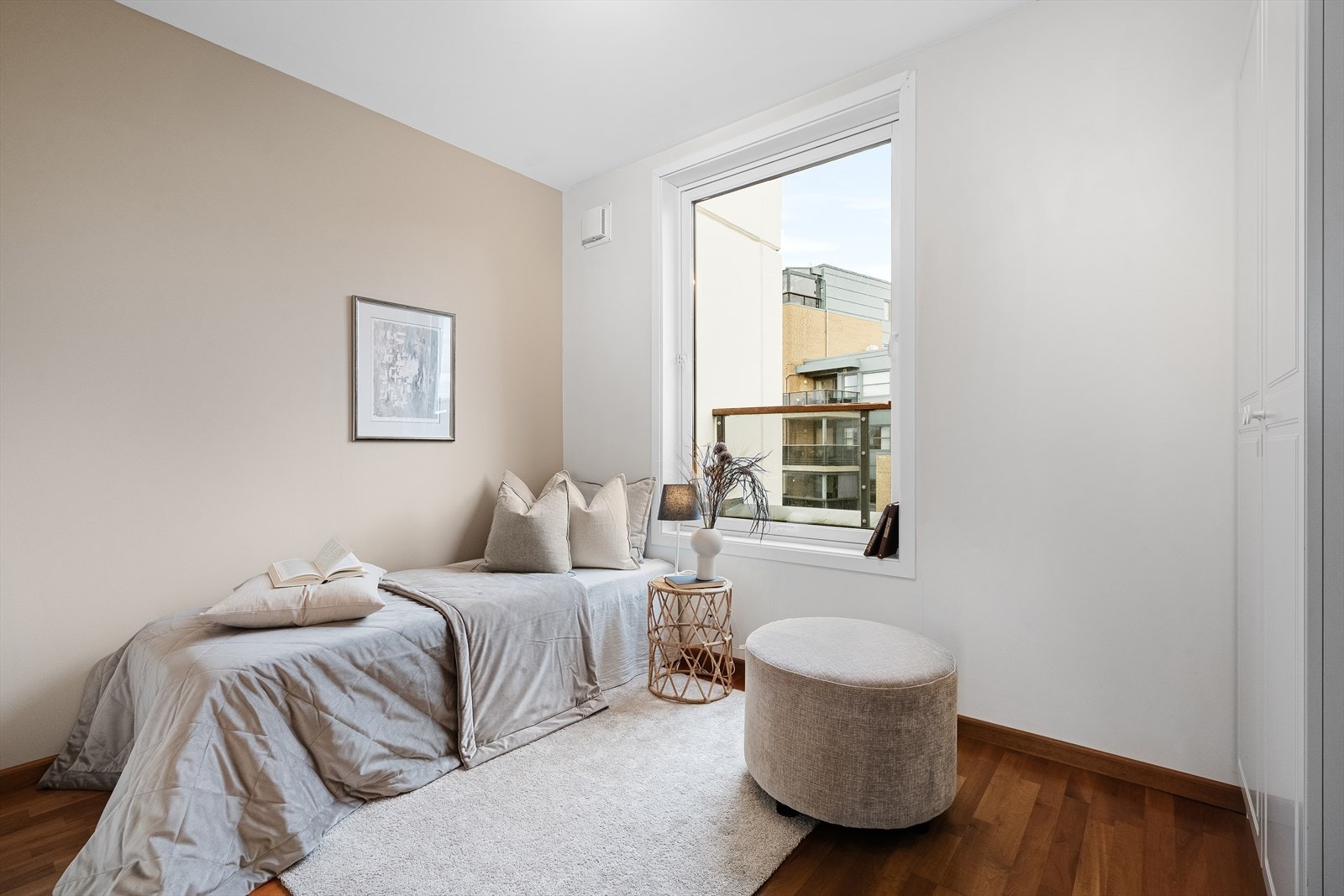 Soverom nr. 2 egner seg perfekt som gjesterom, barnerom eller hjemmekontor- løsning/ekstra stue. Galleribilde