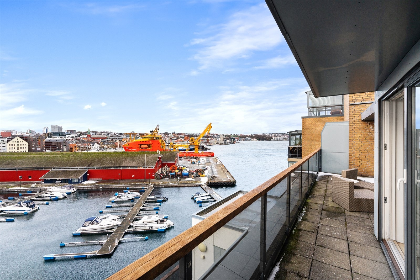 Her har du flott utsyn over kaien, byen, Fiskepiren og fjorden, og balkongen gir god plass til sittegruppe for hyggelige sommerdager. Galleribilde