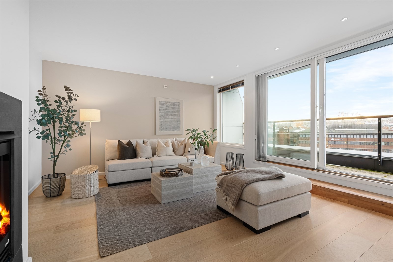 Stuen har god plass til stor sittegruppe, i tillegg til naturlig plassering for TV. Spotter i taket langs vindusflatene og vannbåren varme i stue, kjøkken, bad og gang er blant kvalitetene som må nevnes. Galleribilde