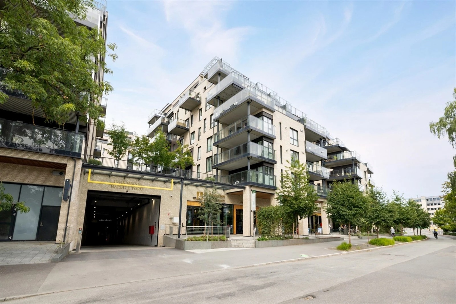 - Du kan ta heisen til garasjeanlegget for å komme til dagligvarebutikk. På Harbitz Torg finner du blant annet apotek, blomsterbutikk, restauranter med mer - Galleribilde