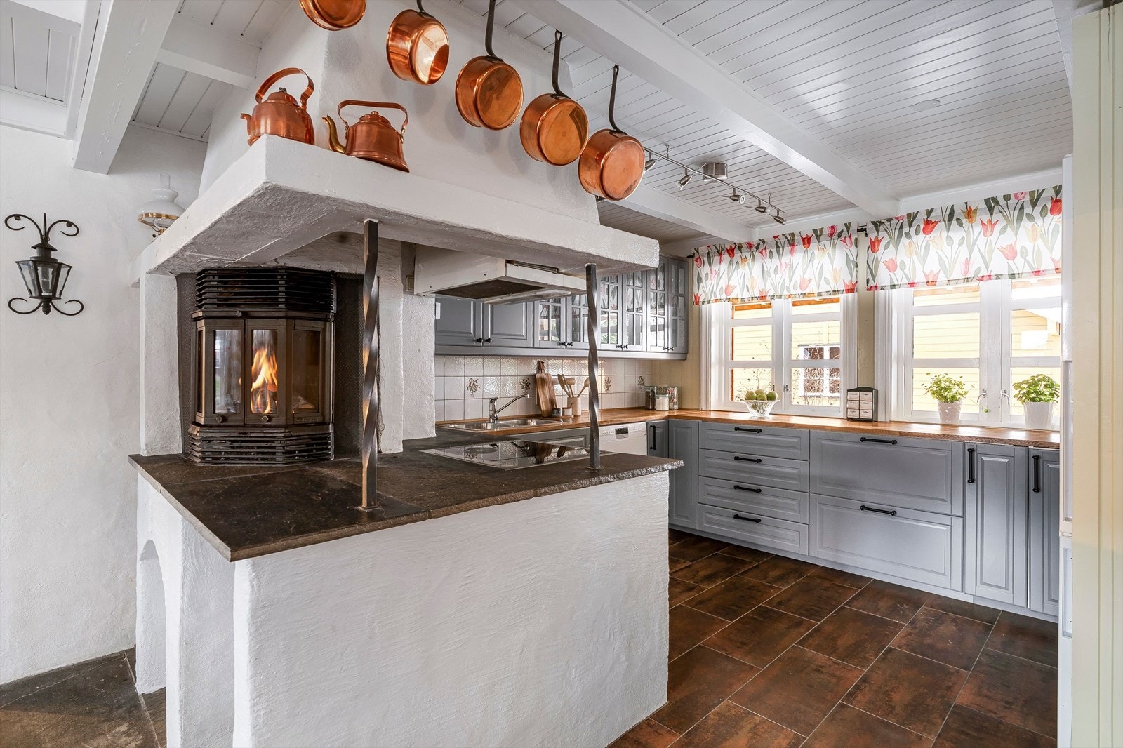 Godt med skap- og benkeplass som gjør kjøkkenet både innbydende og praktisk Galleribilde