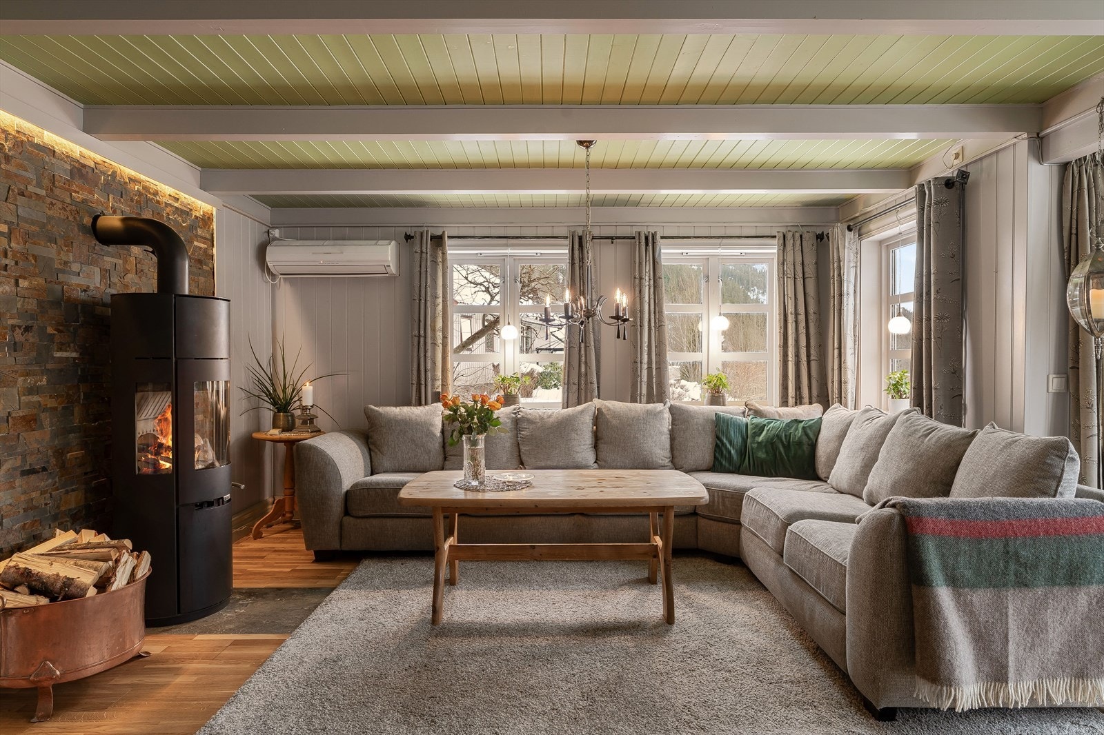 Rause vindusflater som skaper en behagelig atmosfære Galleribilde