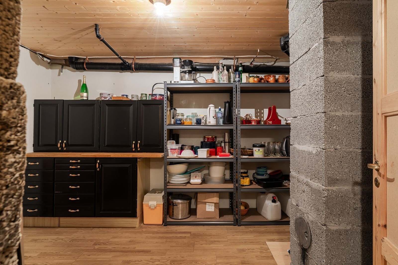 I kjelleren er det hobbyrom og flere boder Galleribilde